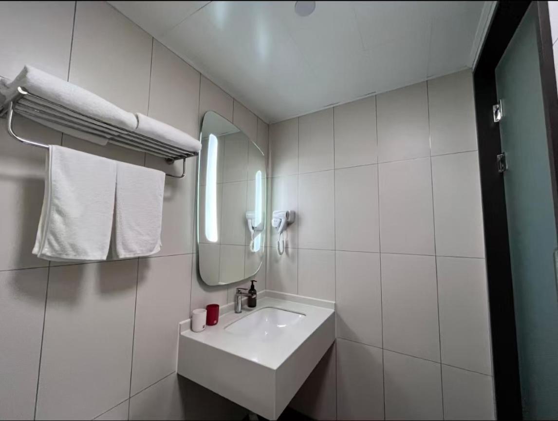 Ibis International Tourism Xiupu Road Hotel